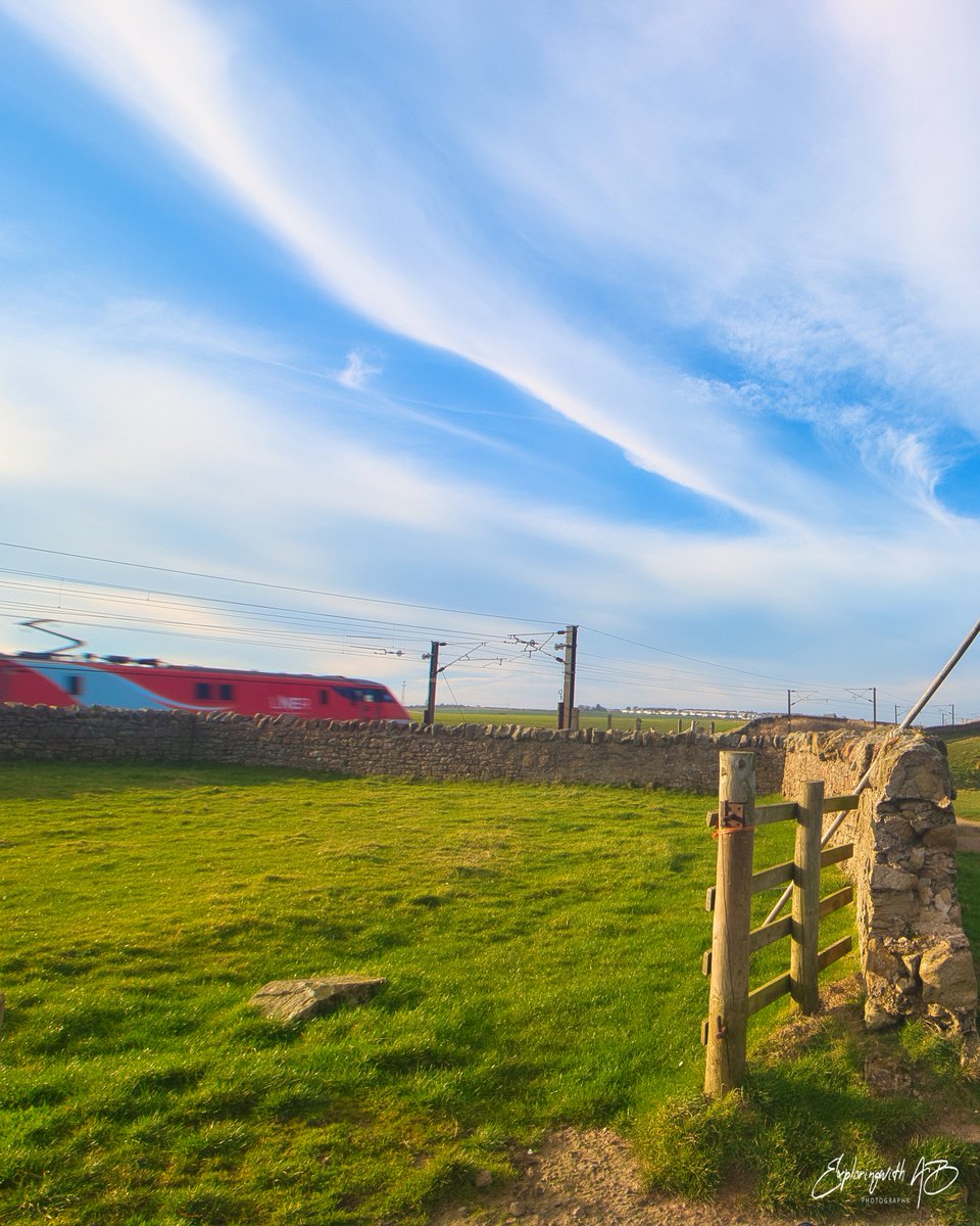 exploringwithAB's tweet photo. Who gets excited when you know you are travelling by a train. Captured this gorgeous LNER racing towards the lovely town of Berwick-upon-Tweed #Travel #trains #lner #exploringwithab #vacation @LNER #berwickupontweed @VisitEngland https://t.co/XIWMi6QcqE