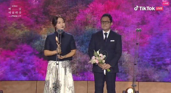 theseoulstory's tweet photo. 🏆 Netflix ‘The Glory’ won Best Drama at the 59th Baeksang Arts Award today

Congratulations! 🎉

#BaeksangArtsAwards
#BaeksangArtsAwards2023 
#59thBaeksangArtsAwards https://t.co/kJFHWWFQWs
