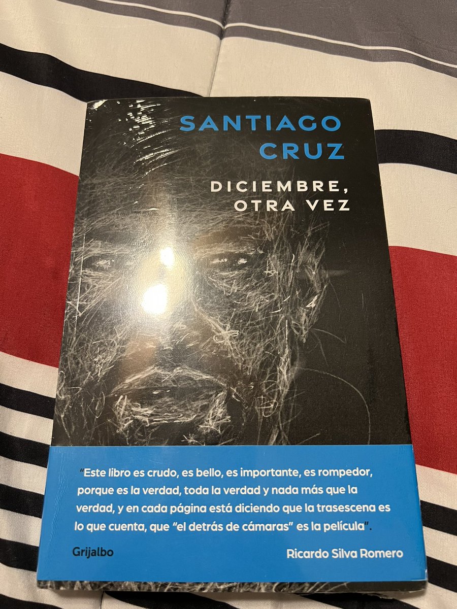 maoo2008's tweet photo. Después de mucho tiempo con ganas de leer este libro hay vamos @SantiCruz https://t.co/URvTMZ5CFY
