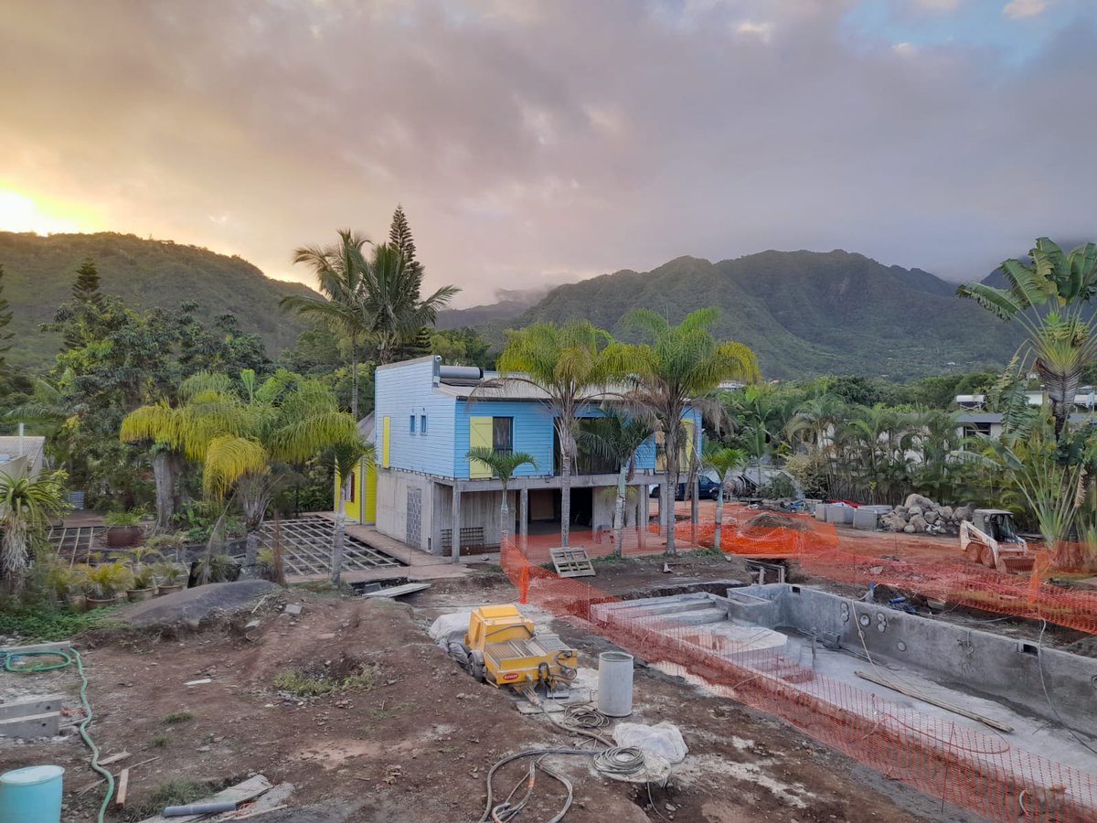 BdT_LaReuMayott's tweet photo. La @BanqueDesTerr est fière de soutenir les projets de développement à #LaReunion 🏝 avec un prêt relance #tourisme de 1,8 M€, garanti par la #Casud, pour la rénovation et l'extension de l'#HôtelLeDimitile. L'heure est à la visite du chantier 🏗 qui devrait s'achever fin 2023. https://t.co/p1mxPsNG84