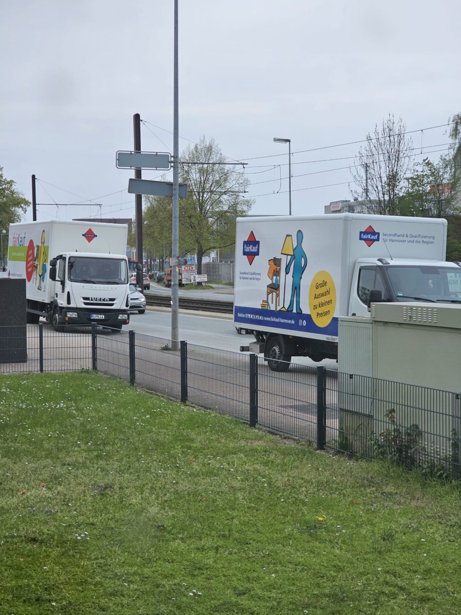 So sieht Fair(es) Parken in Hannover aus.
#runtervomgehweg #runtervomradweg 
Behinderung gleichmäßig verteilt.