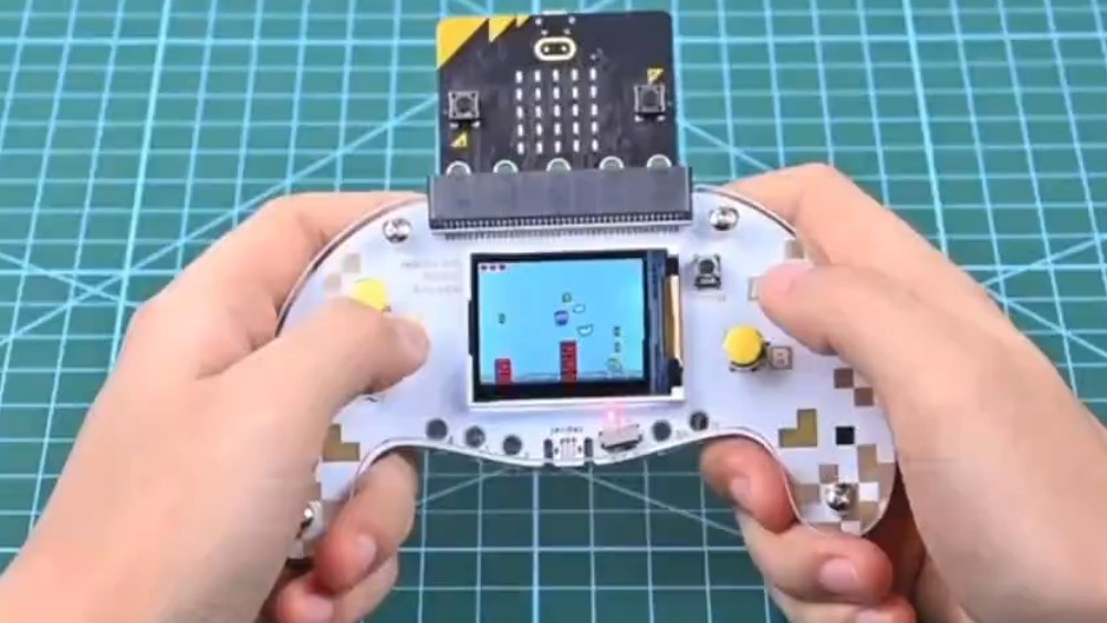 JuegosRobotica's tweet image. Actualizado el artículo con todas las consolas que permiten cargar juegos creados con @MSMakeCode #arcade con el nuevo shield presentado por @elecfreaks para utilizar junto con #microbitV2, la Microbit Retro Arcade. Detalles de todas las consolas aquí: juegosrobotica.es/podcast-52/