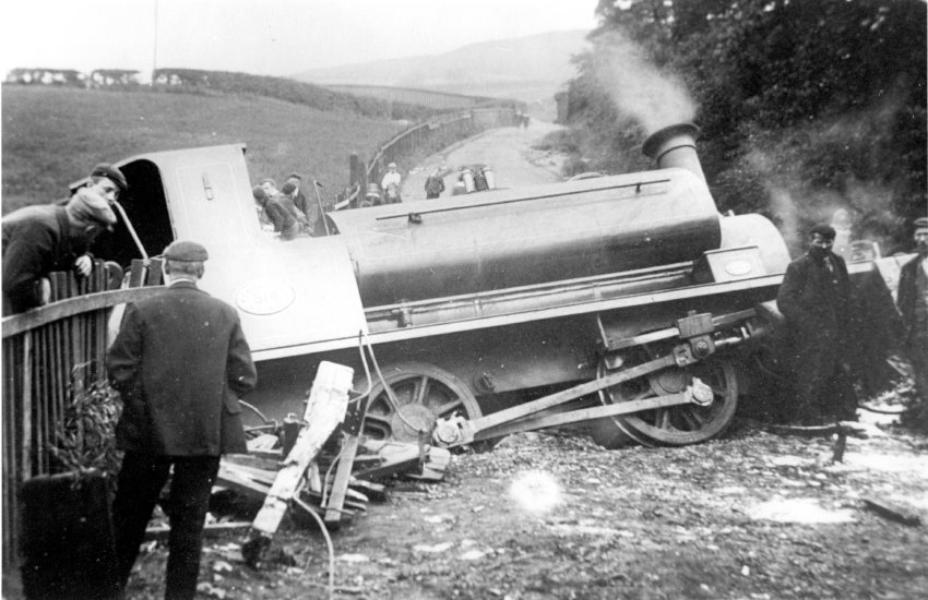 Today is #InternationalWorkersMemorialDay which commemorates those who have lost their lives at work. This photograph from our collection, shows 'The Upper Greenock Disaster' of 11th July 1907. The engine driver, Edward Steel, tragically died at #Greenock Infirmary.