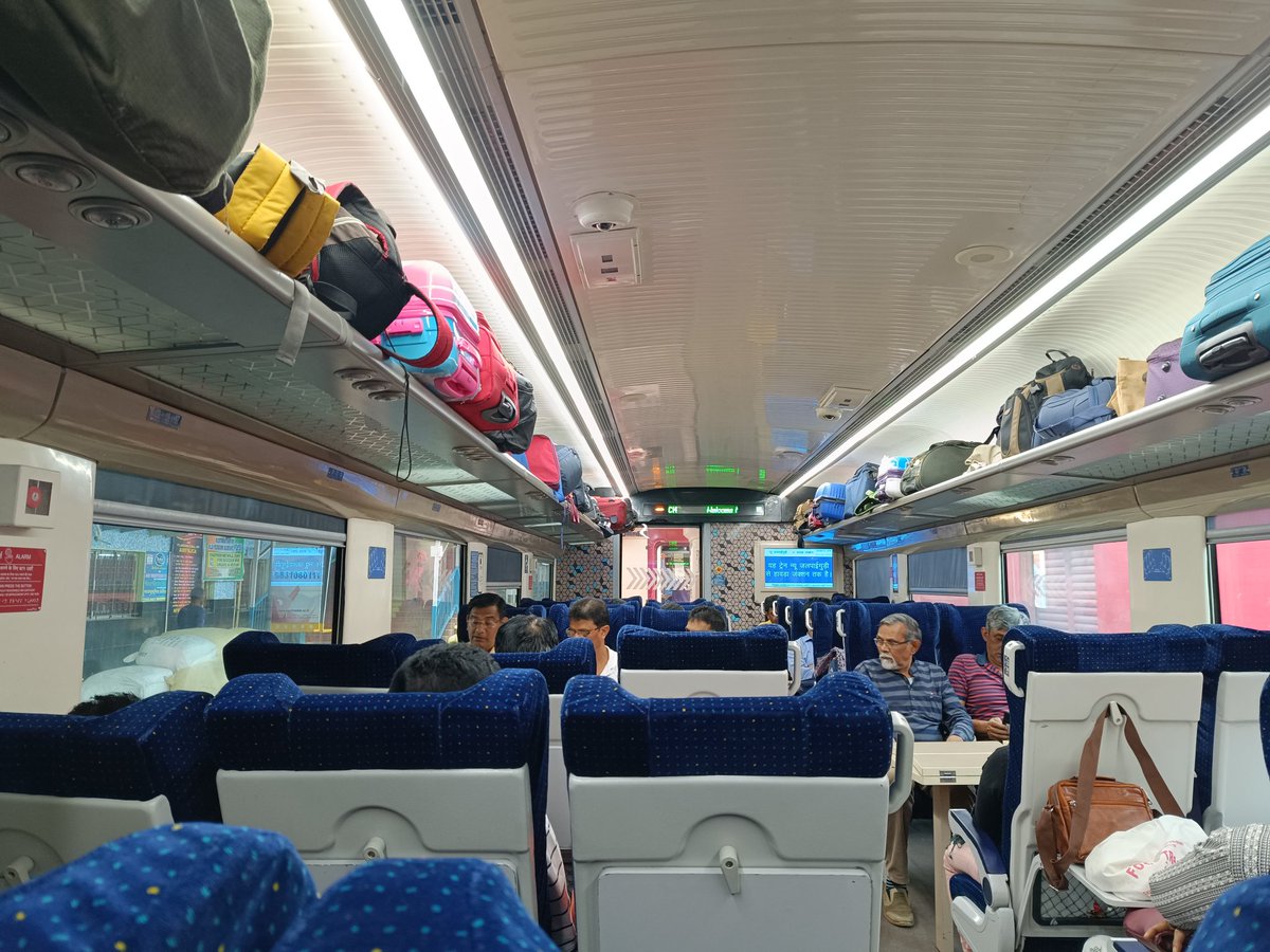 souren10's tweet photo. @IRCTCofficial #VandeBharatExpress #njphwh Its clean, well maintained..Thanx https://t.co/Qu6BtrU4Bm