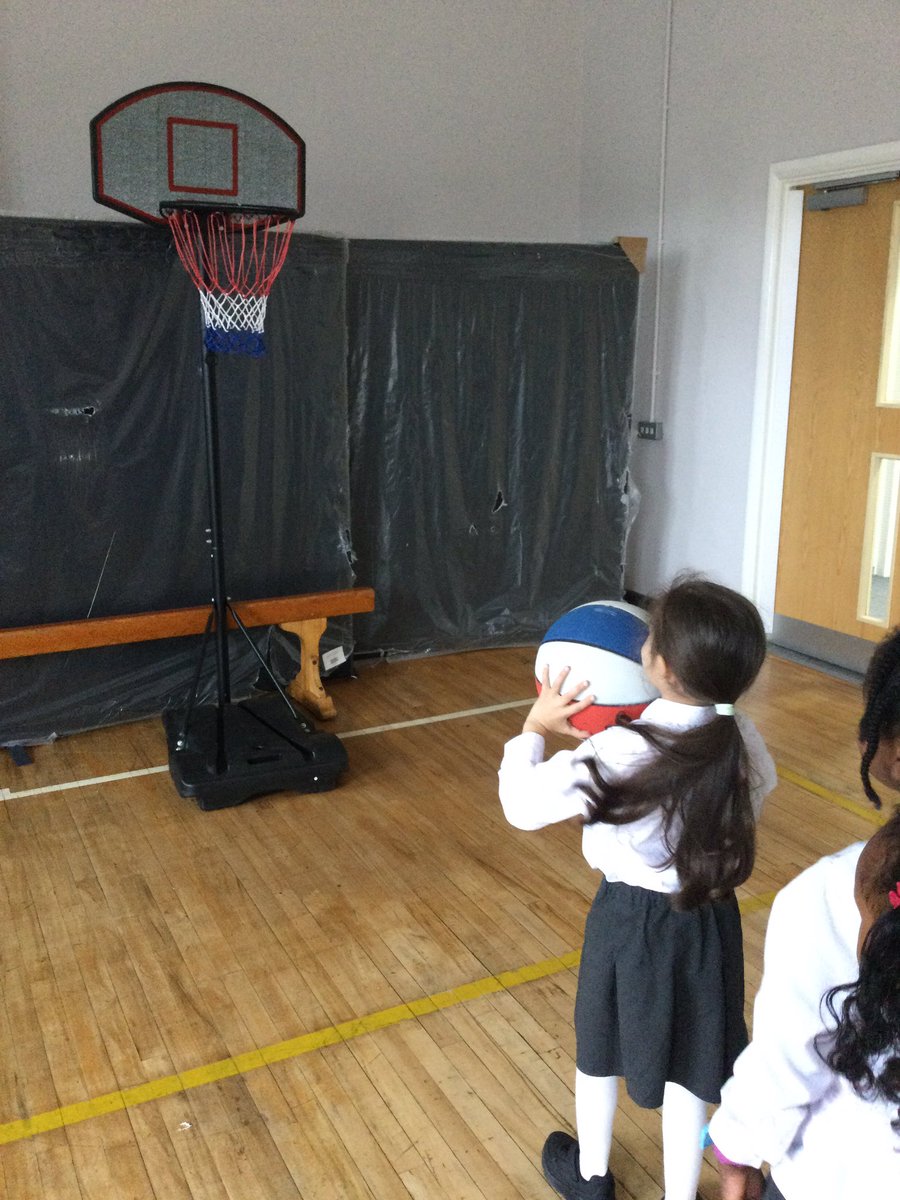 Today I’m PE we practised dribbling and shooting 🏀 #smithdownpe
