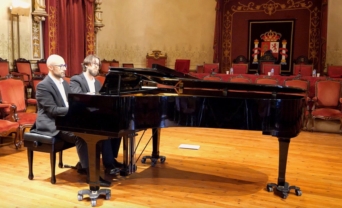 Resumo fotográfico da presentación do disco de Juan Montes celebrada onte no Paraninfo da USC
.
#grupoorganistrum #juanmontes <a href="/UniversidadeUSC/">USC</a> <a href="/facultadeXH/">Facultade de Xeografía e Historia</a> @ExplosiveFiddle <a href="/DosAcordes/">Dos Acordes</a> <a href="/javiares/">javier ares espiño</a>