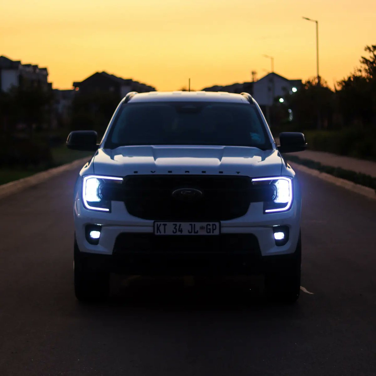 SebuwaMpho's tweet photo. Even in the dark, a car must still be identifiable! @FordSouthAfrica Everest Sport into the night. https://t.co/ZnBmekqSjW