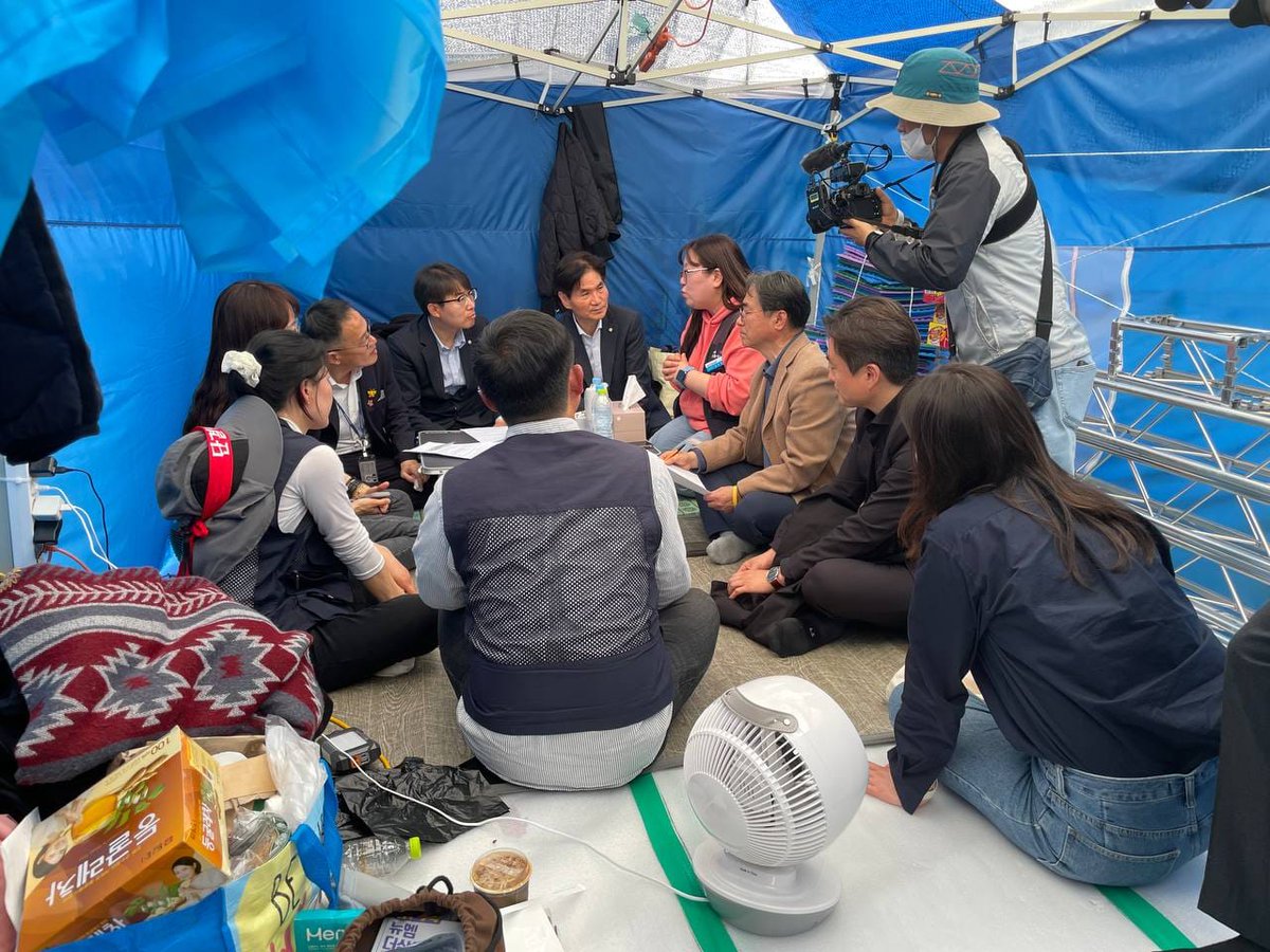 서울신용보증재단 콜센터 노동자와 재단의 합의 타결을 진심으로 환영합니다.  지난 19일, 을지로위원회는 서울신용보증재단을 찾아 고공농성에 돌입한 콜센터 노동자와 재단 사이를 중재한 바 있습니다. 합의 내용이 제대로 지켜지 때까지 을지로위원회가 끝까지 함께 하겠습니다.