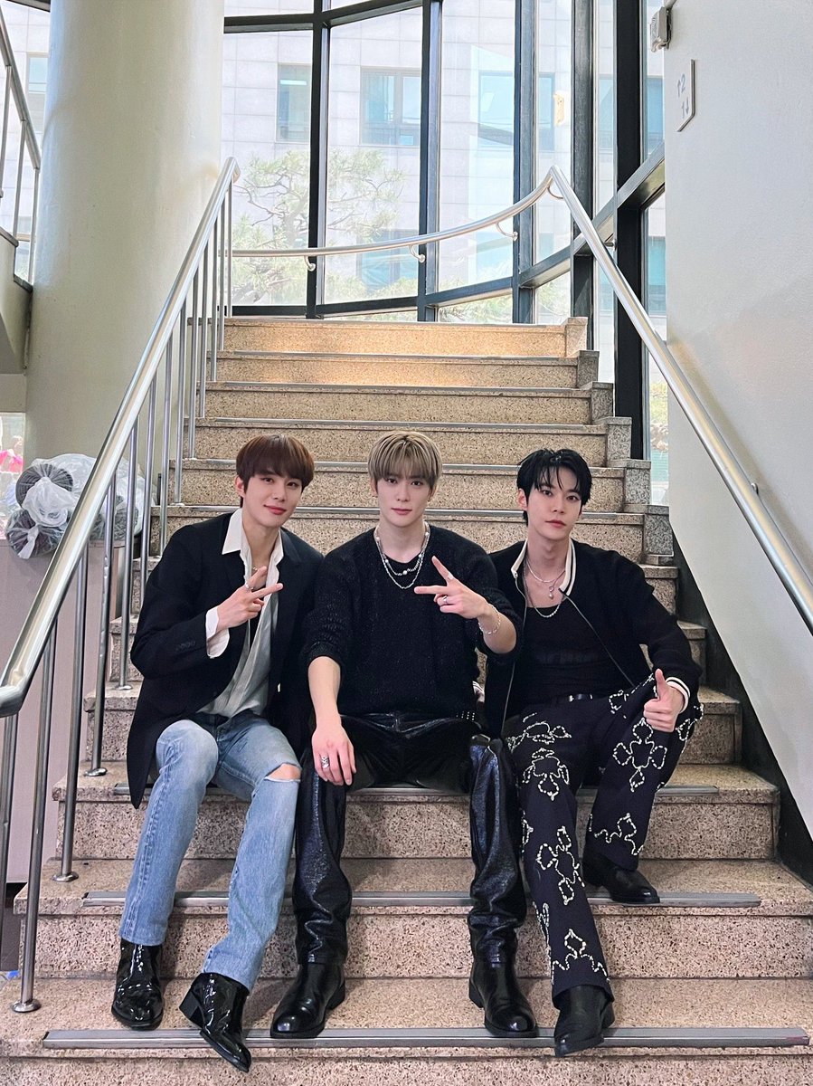 진짜 존나 잘났음 이 남성들 얼굴이 정우 신발보다 더 빛남 ㄷ ㄷ