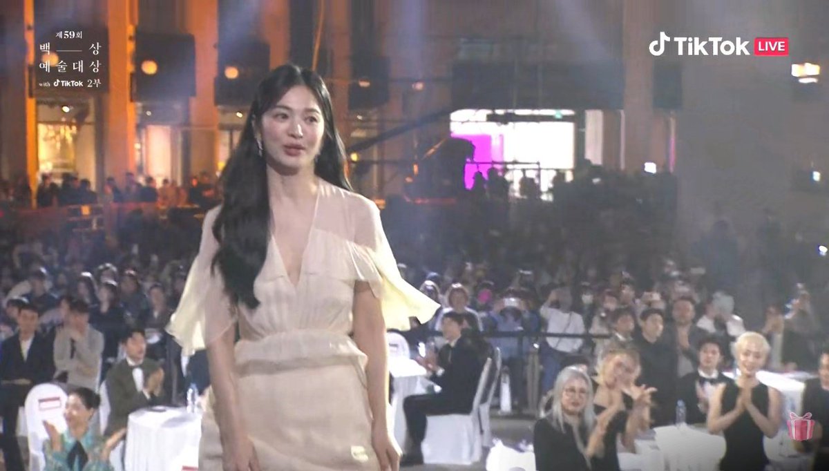 kdramasdiary's tweet photo. Congratulations to QUEEN #SongHyeKyo for winning the BEST ACTRESS award for her performance in #TheGlory 😭👏🏼🤍 #59thBaeksangArtsAwards #BaeksangArtsAwards2023 https://t.co/Q3h4XCvyYr
