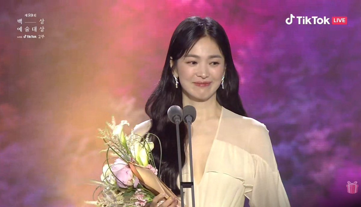 kdramasdiary's tweet photo. Congratulations to QUEEN #SongHyeKyo for winning the BEST ACTRESS award for her performance in #TheGlory 😭👏🏼🤍 #59thBaeksangArtsAwards #BaeksangArtsAwards2023 https://t.co/Q3h4XCvyYr