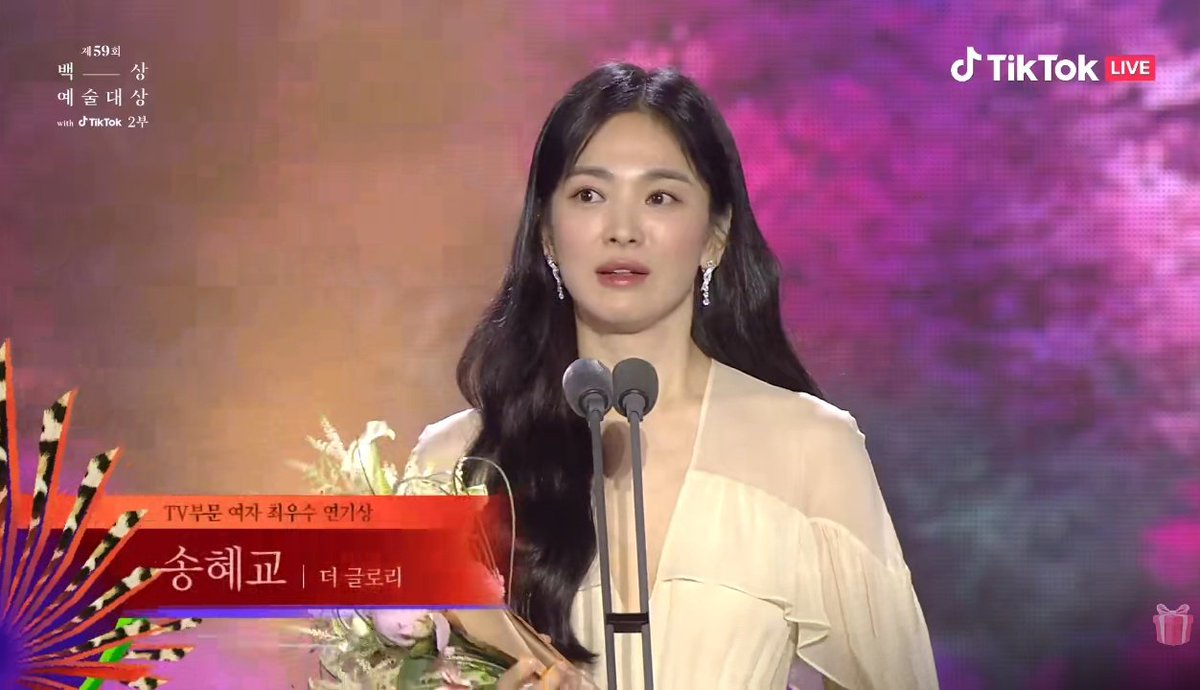 kdramasdiary's tweet photo. Congratulations to QUEEN #SongHyeKyo for winning the BEST ACTRESS award for her performance in #TheGlory 😭👏🏼🤍 #59thBaeksangArtsAwards #BaeksangArtsAwards2023 https://t.co/Q3h4XCvyYr
