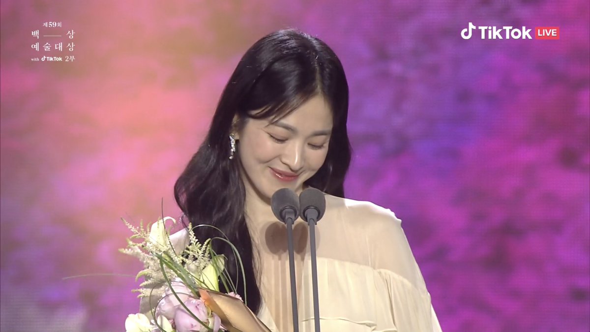 hndmaidenonfire's tweet photo. Song Hye-kyo won for Best Actress in Drama for her role in #TheGlory at the 59th Baeksang Arts Awards! Congrats Queen!! 🤍

#BaeksangArtsAwards #BaeksangAwards2023 #59thBaeksangArtsAwards 
#송혜교 #songhyekyo https://t.co/V4UAD2J1j5