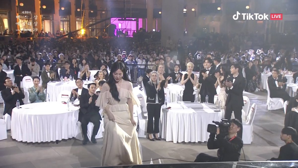 hndmaidenonfire's tweet photo. Song Hye-kyo won for Best Actress in Drama for her role in #TheGlory at the 59th Baeksang Arts Awards! Congrats Queen!! 🤍

#BaeksangArtsAwards #BaeksangAwards2023 #59thBaeksangArtsAwards 
#송혜교 #songhyekyo https://t.co/V4UAD2J1j5