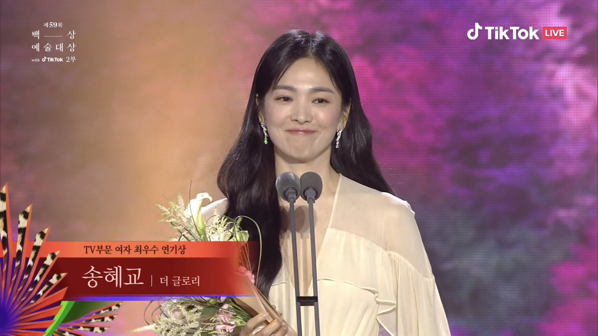 hndmaidenonfire's tweet photo. Song Hye-kyo won for Best Actress in Drama for her role in #TheGlory at the 59th Baeksang Arts Awards! Congrats Queen!! 🤍

#BaeksangArtsAwards #BaeksangAwards2023 #59thBaeksangArtsAwards 
#송혜교 #songhyekyo https://t.co/V4UAD2J1j5