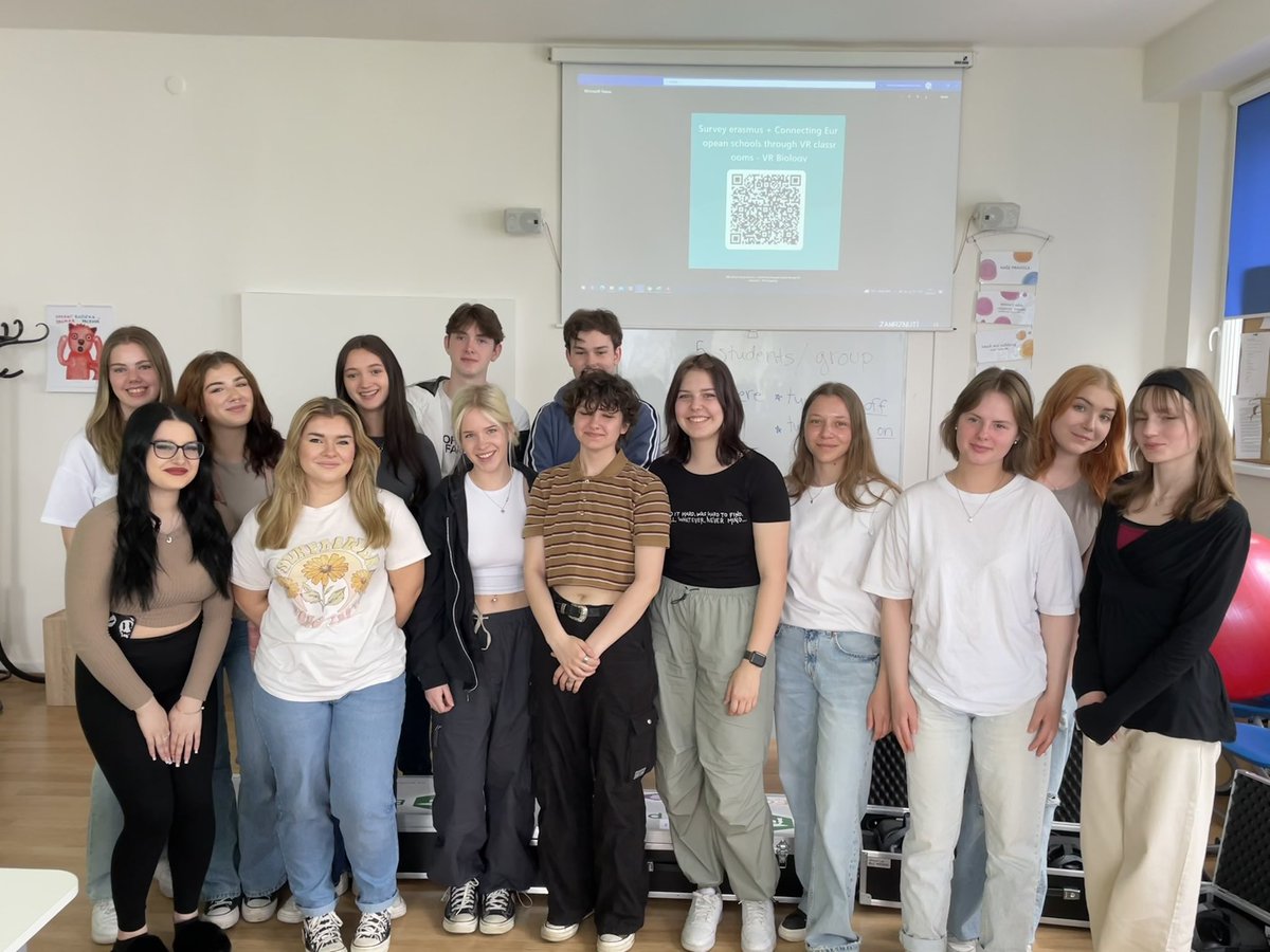 chi_stemgems's tweet photo. And that’s a wrap.  Great fun working together with students from @Chi_College, Prague and Finland on integrating VR teaching into science lessons. https://t.co/NTBaCFBUkN