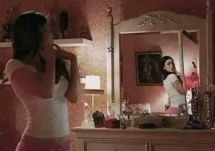 لما تشوفى نفسك قدام المرايه بتقولى ايه