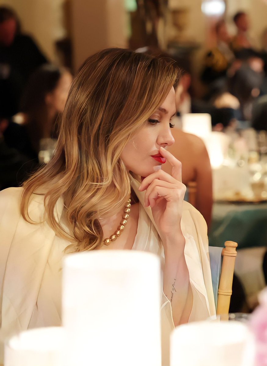 Angelina Jolie is the epitome of elegance and sophistication. That's it. That's the tweet. 😍⚡

#AngelinaJolie #KimKeonHee