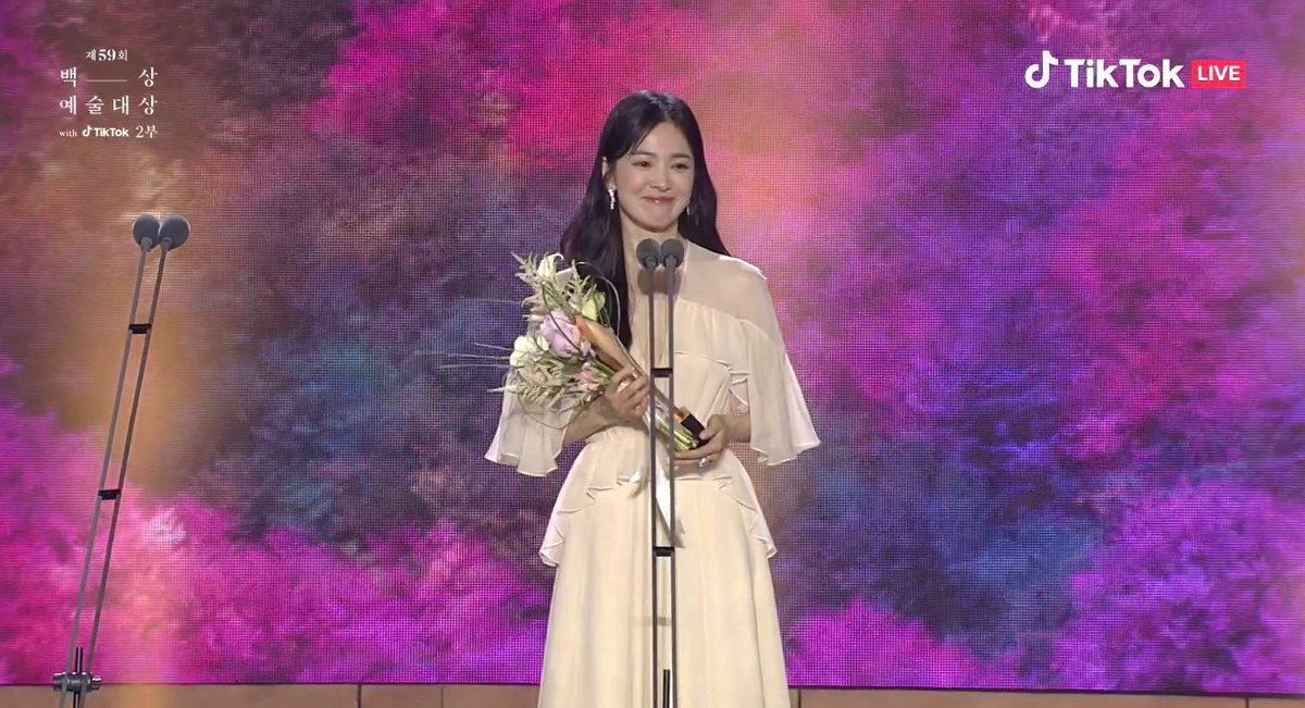 kyoilys's tweet photo. no other words can describe how much i’m proud of this woman. all her hardworks and efforts she has put through the glory was all worth it. congratulations, hye kyo! you deserve it so much! i’m forever proud of you 🥺❤️ https://t.co/1MDsvW73Ot