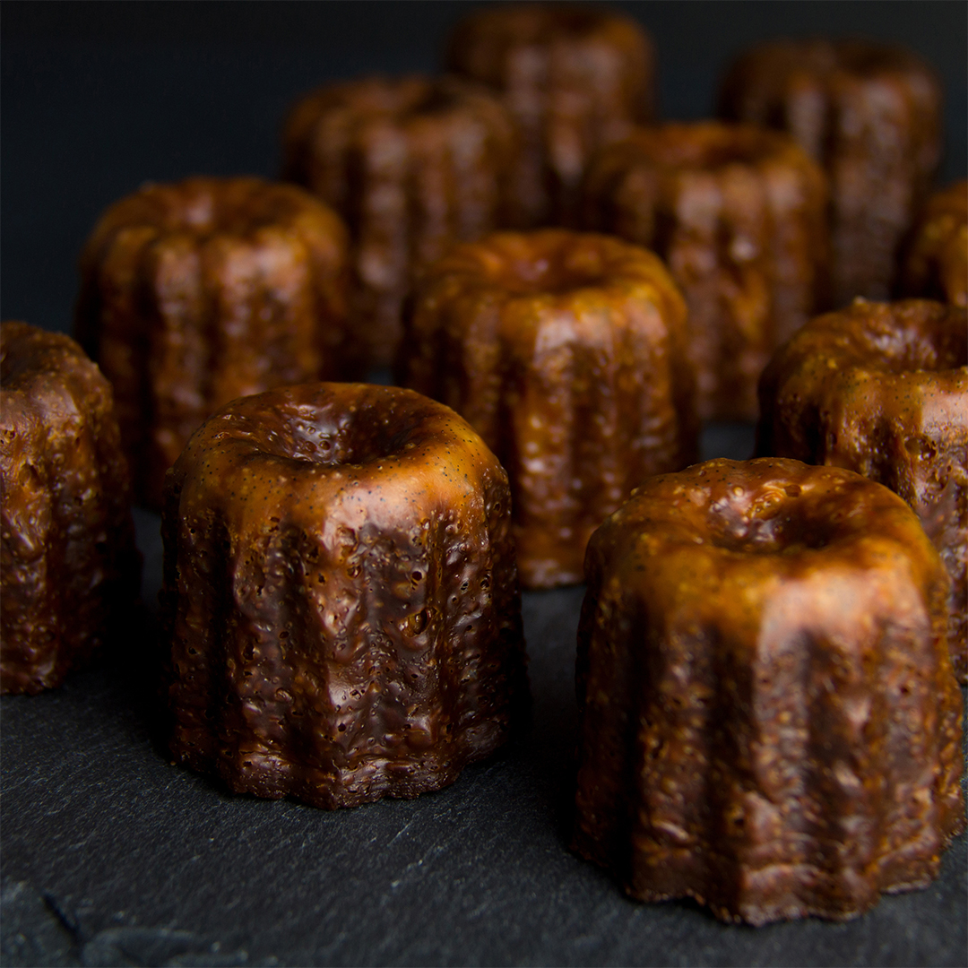 絶妙な焼き加減に仕上げることで、外はカリッと音がするほどに香ばしく、中はもっちりとした2つの食感を楽しめる当店オリジナルのカヌレ。
ギフトにぴったりな箱(6個入り)をご用意しておりますので、ゴールデンウィークのお手土産にぜひご利用くださいませ。