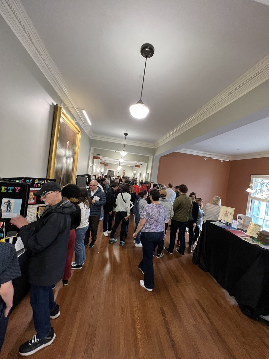 So impressed by #DedhamPS  students’ interactive exhibits on display at Town Hall! What a gift to hear students explain their ideas about meaningful essential questions. Thank you <a href="/MASchoolsK12/">Massachusetts K-12</a> for attending &amp; making the Investigating History pilot possible!