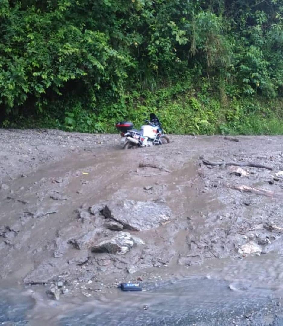 Saludos Mérida...!!!

En estos momentos se encuentra interrumpido el paso entre las comunidades del Chama y San Jacinto en la parroquia Jacinto Plaza, producto de deslizamiento de tierra y crecida de de un caño.
Cuadrillas y maquinaria de la alcaldía se dirigen al lugar.
