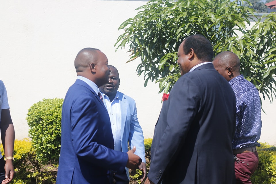 KabambeOfficial's tweet photo. Ndinachezera achimwene anga a Uladi Mussa kutsatira kupatsidwa kwawo kwa ufulu patadutsa nthawi yaitali. Chopambana kwambiri, ndakumana nawo pamapeto pa nyengo ya Ramadan. Iwo anagawana ndi ine mfundo monga chikondi, kukhululuka ndi kulimbikira pa ntchito imene munthu wapatsidwa. https://t.co/BVTvQrafty