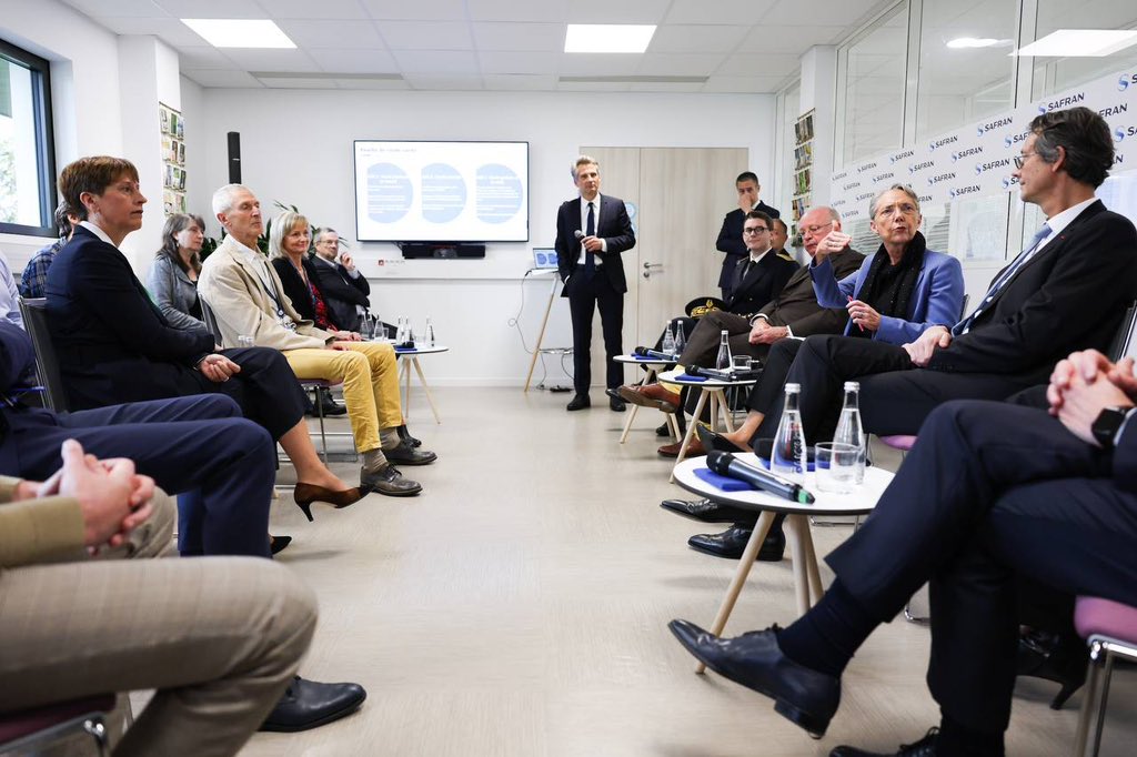 Elisabeth_Borne's tweet photo. Les compétences et l’expérience des seniors sont une chance pour les entreprises.
 
@SAFRAN l’a bien compris et a signé avec les organisations syndicales un accord en ce sens. Un exemple du futur pacte de la vie au travail que nous souhaitons bâtir avec les partenaires sociaux. https://t.co/pX462En7oF