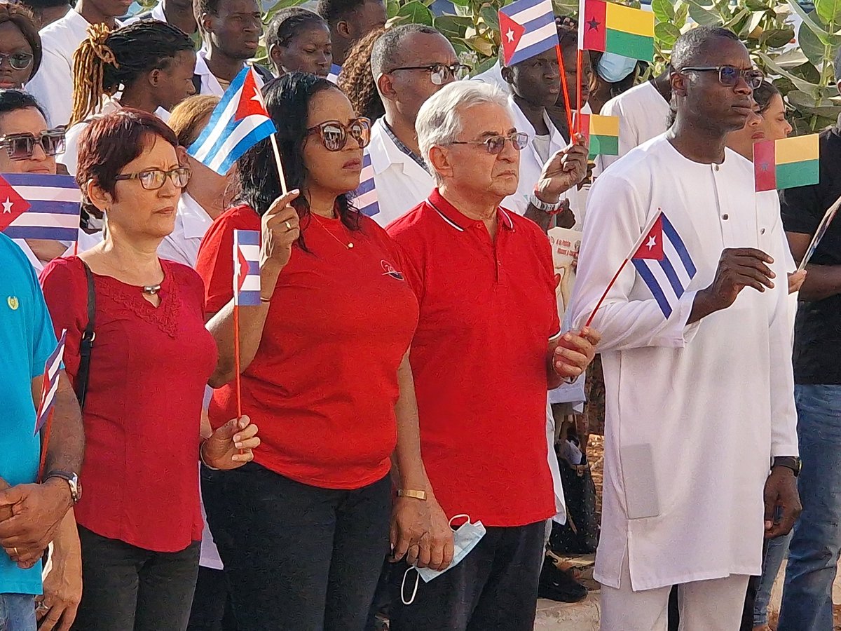Desde nuestra #BMCGuineaBissau el abrazo solidario celebrando el Día del Proletariado Mundial. 
¡Viva el 1° de Mayo!
#ALaPatriaManosYCorazon 
<a href="/ArgudinMilagros/">Dra. Milagros Valdespino Argudin</a> <a href="/cubacooperaven/">Brigada Médica Cubana en Venezuela</a> <a href="/cubaengb/">Embajada de Cuba en Guinea Bissau</a> <a href="/unidad_central/">Unidad Central de Cooperación Médica</a> <a href="/gonzalesapino/">Gonzales Pino Iliana</a> <a href="/SaludDPinar/">Dirección General de Salud_Pinar Del Río</a> <a href="/japortalmiranda/">José Angel Portal Miranda</a> <a href="/MINSAPCuba/">Ministerio de Salud Pública de Cuba</a>