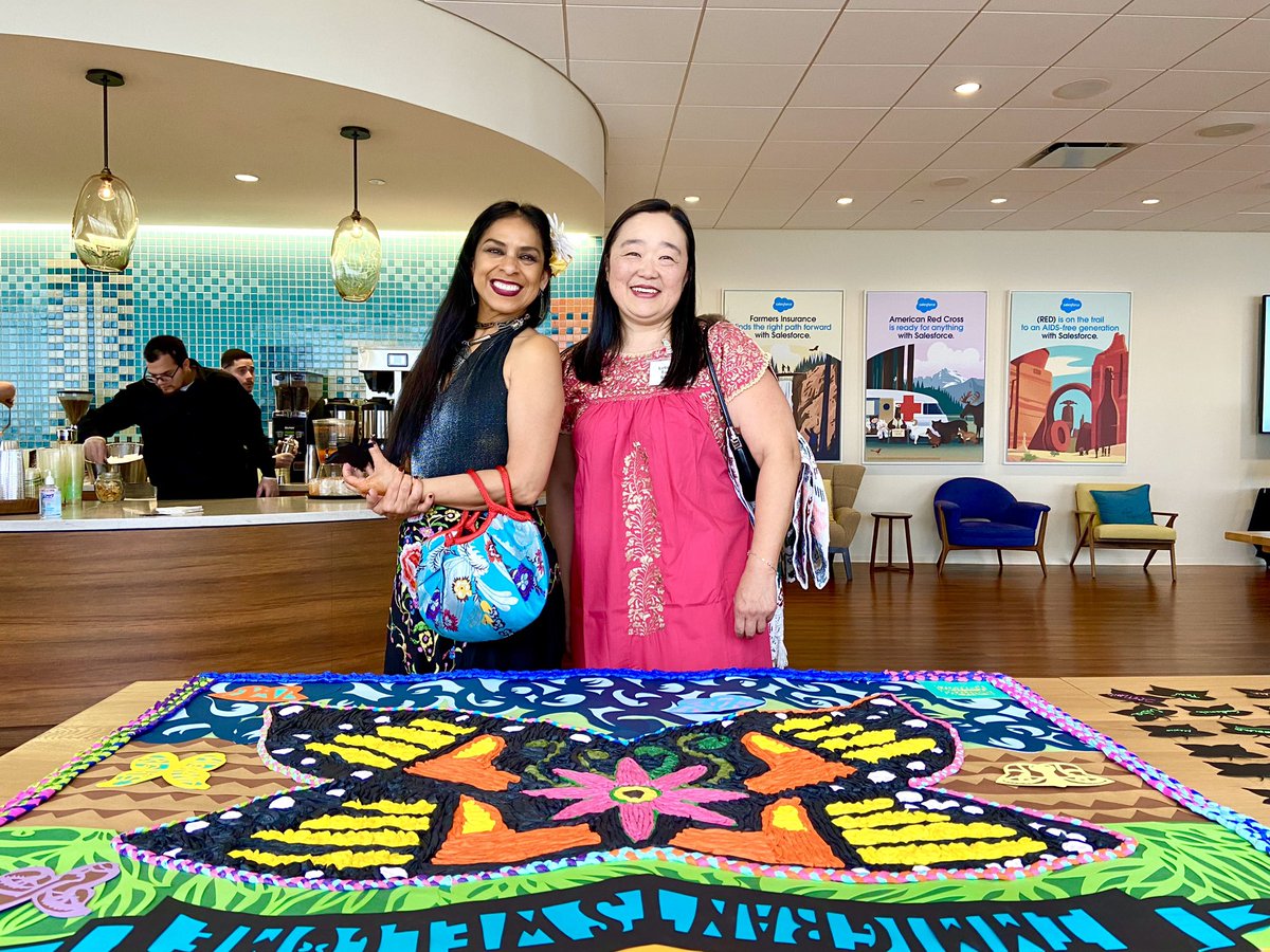 MakiTeramotoS's tweet photo. Con la muy talentosa #BeatrizVazquez con raΓces en #Guerrero π²π½, en el exitoso evento anual #LiveLocalThinkGlobal del Immigrant Welcome Center @IWC_Indy, portando #Huipil de #SanAntonino #Oaxaca en #JuevesTradicional. https://t.co/gZPJCpDVxe