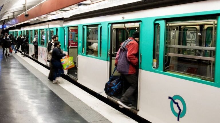info_Paris_IDF's tweet photo. 🔴 FLASH - #Femme happée dans le métro à #BelAir : Le conducteur a été mis en examen pour homicide involontaire.
👉 Suite à cela, le trafic est #interrompu sur l’ensemble de la ligne en raison d’un droit de retrait. (BFM) #Paris12 https://t.co/vjzq47NRkO