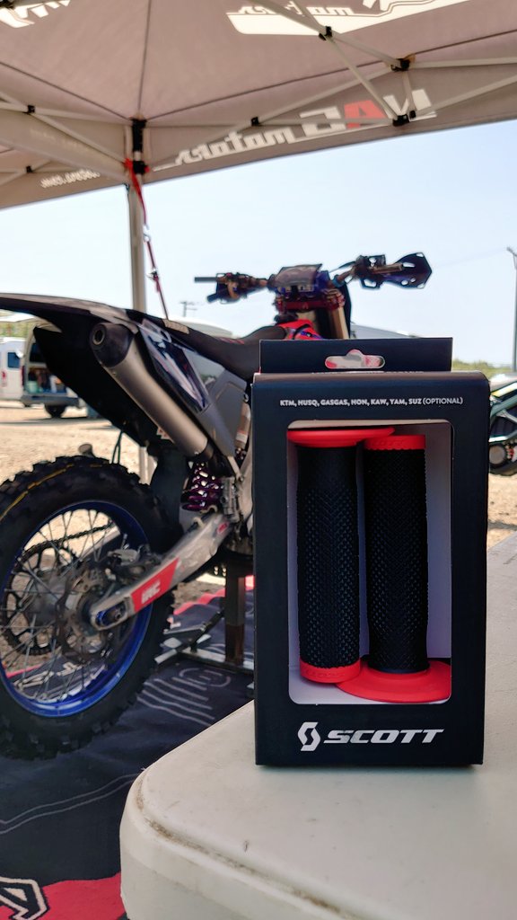 YZ250FX_238198's tweet photo. JEC 第2戦 SUGO大会day0終了✨
久々のレースの雰囲気を楽しみ噛み締めながら明日も頑張ります🫡
#OmegaOil
#NAGmotors
#Dirtbikeplus
#HGS
#BELL
#ZETA
#DRC
#SCOTT
#SHIFT
#alpinestars
#IRC
#AUTOSHOPLIBERTY
#Enjoymfg https://t.co/r5ItpNNXy4
