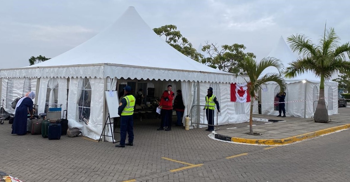 HCCanKenya's tweet photo. Alors que nous poursuivons l'évacuation des #Canadiens, des résidents permanents et de leurs familles du #Soudan vers le #Kenya et d'autres pays. 
Nous tenons à remercier nos partenaires du gouvernement du #Kenya 🇰🇪 pour leur solide coopération.
Asanteni Sana ! https://t.co/sy56kokjjg