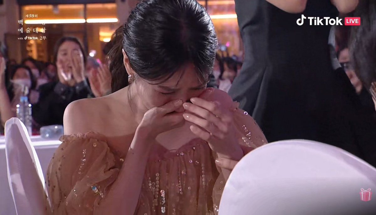kdramasdiary's tweet photo. #ParkEunBin received the DAESANG (Grand Prize, TV category) for her performance in #ExtraordinaryAttorneyWoo! 😭😭😭

I'M CRYING THIS IS SO WELL-DESERVED, CONGRATULATIONS OUR WOO YOUNG WOO! 😭👏🏼 #59thBaeksangArtsAwards #BaeksangArtsAwards2023 https://t.co/DZUIr1JUQa