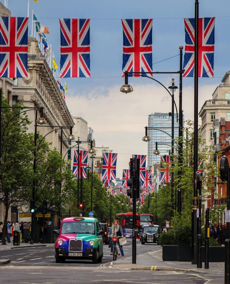London looking Coronation ready 🙌🇬🇧 🎥 @lifethroughalens.__
📍Oxford Street