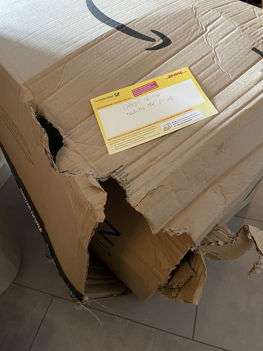 Sag mal <a href="/DHLPaket/">DHL Paket</a> was will mir euer Zusteller sagen, wenn er ein Paket in so einem Zustand inkl. freundlichen Zettel  vor die Wohnungstür schmeißt?