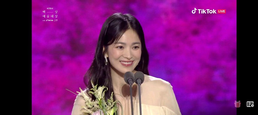 fnir87's tweet image. #SongHyeKyo w/ or w/o an award is still my best actress, but her winning 1 is like a 'reward' for her perseverance, strength & patience after what she'd gone thru these past few yrs. Congratulations, my love. I am shedding tears for you now, but they'e definitely happy tears.
cto