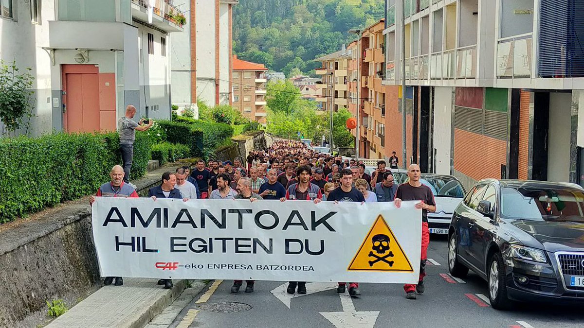 arantzagg's tweet photo. Hoy Día Mundial de la Seguridad y Salud en el Trabajo, en #Beasain con el personal de CAF y #ASVIAMIE recordando que el #AmiantoMata
(Mila esker @a_vierbucher por la foto) https://t.co/S0tReOGI7e