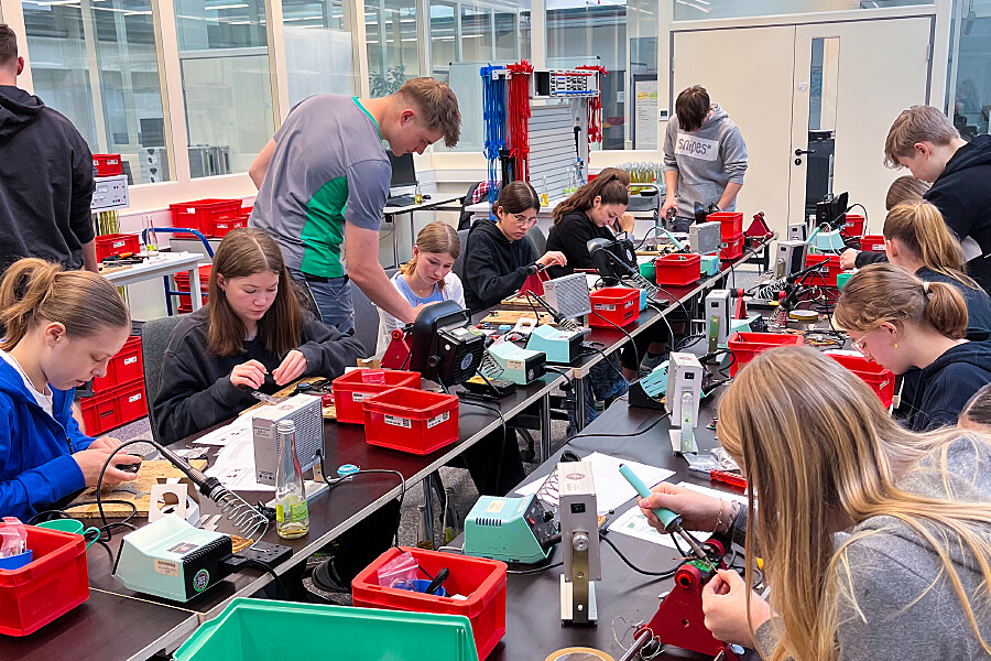 Girls and technology - a contradiction? Absolutely not! And anyone who still doubts this should have been at ARBURG on Girls'Day on 27 April. 14 girls were able to try their hand at soldering and assembly in our training centre. What a great day!🙌 #ARBURG #WirSindDa #girlsday