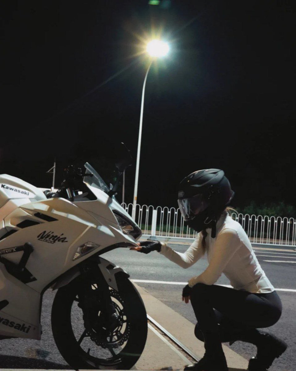 Raru_Ranba_G123's tweet photo. 気球が飛んだので更新！
自己紹介
名前 恵子
性別♀️
38歳
身長 170cm
お気に入りのNinja400
エリア 大阪

＃忍者
#バイク好き
#バイクで繋がりたい
#バイク好きと繋がりたい
#バイカーとして自己紹介
#バイク乗りとして軽く自己紹介
#バイク乗りと繋がりたい https://t.co/STAlZdh9R0