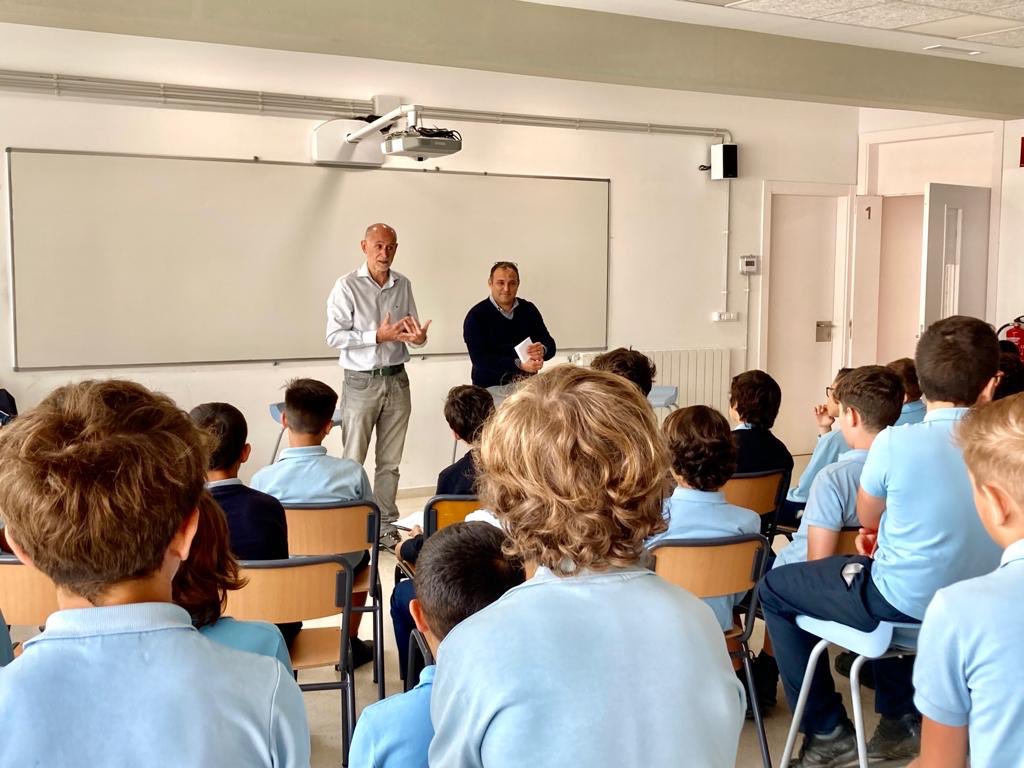 Avui ens visita en Joan Anton Català, astrònom i divulgador científic. Els alumnes de 6è han pogut parlar amb ell del ‘Projecte Galileu’ i plantejar tots els seus dubtes sobre els misteris del cosmos i els viatges a l’espai.

Moltes gràcies <a href="/estelsiplanetes/">Joan Anton Català Amigó</a> #estilCampJoliu