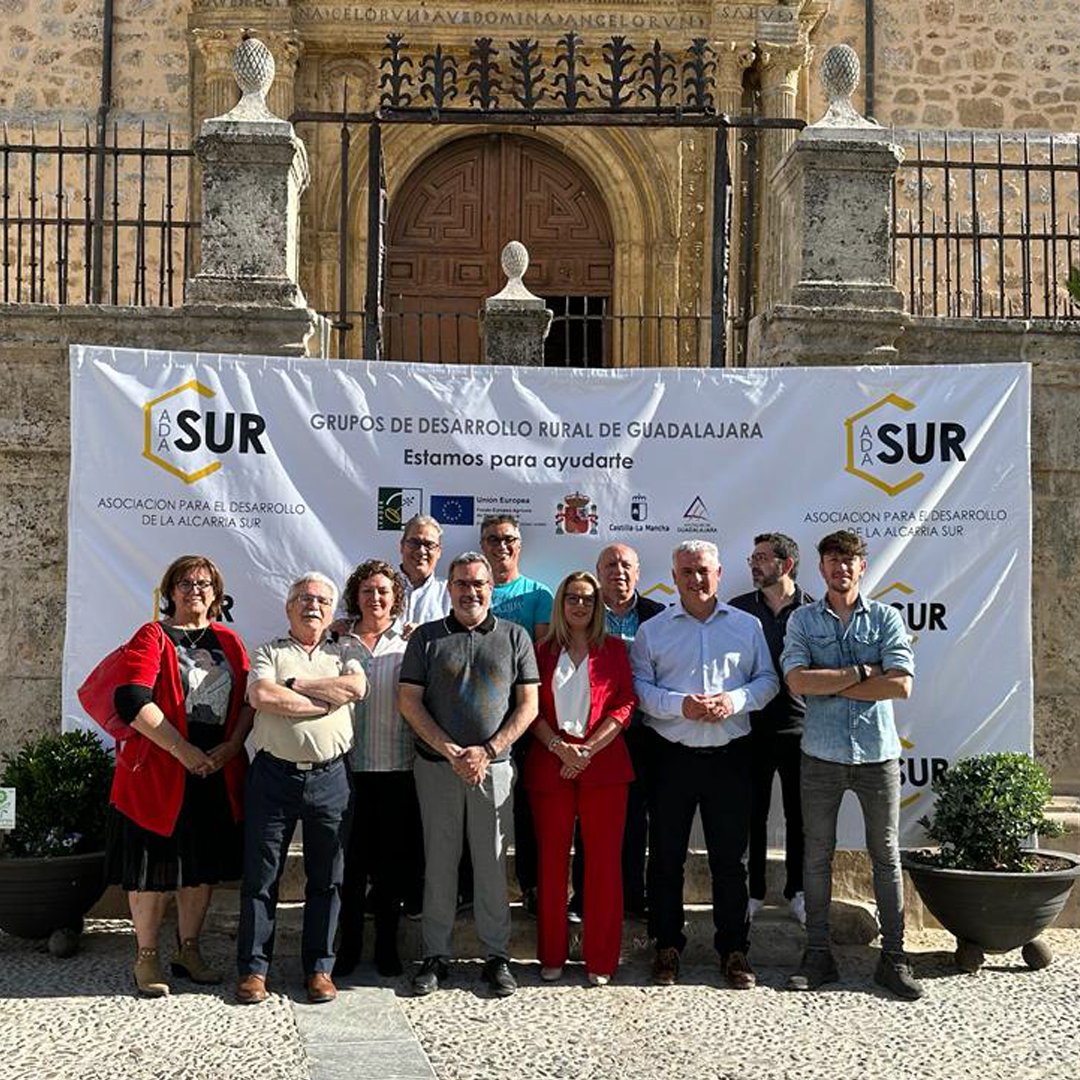 Adasur_org's tweet photo. ✅ #ADASUR firmó en #Mondéjar 12 nuevos contratos de ayudas #Leader con diferentes Ayuntamientos de la zona para la realización de mejoras en eficiencia energética, con una inversión de 200.000 euros.
Toda la info ℹ https://t.co/EUq98np4Hw https://t.co/hfoQT88zsZ