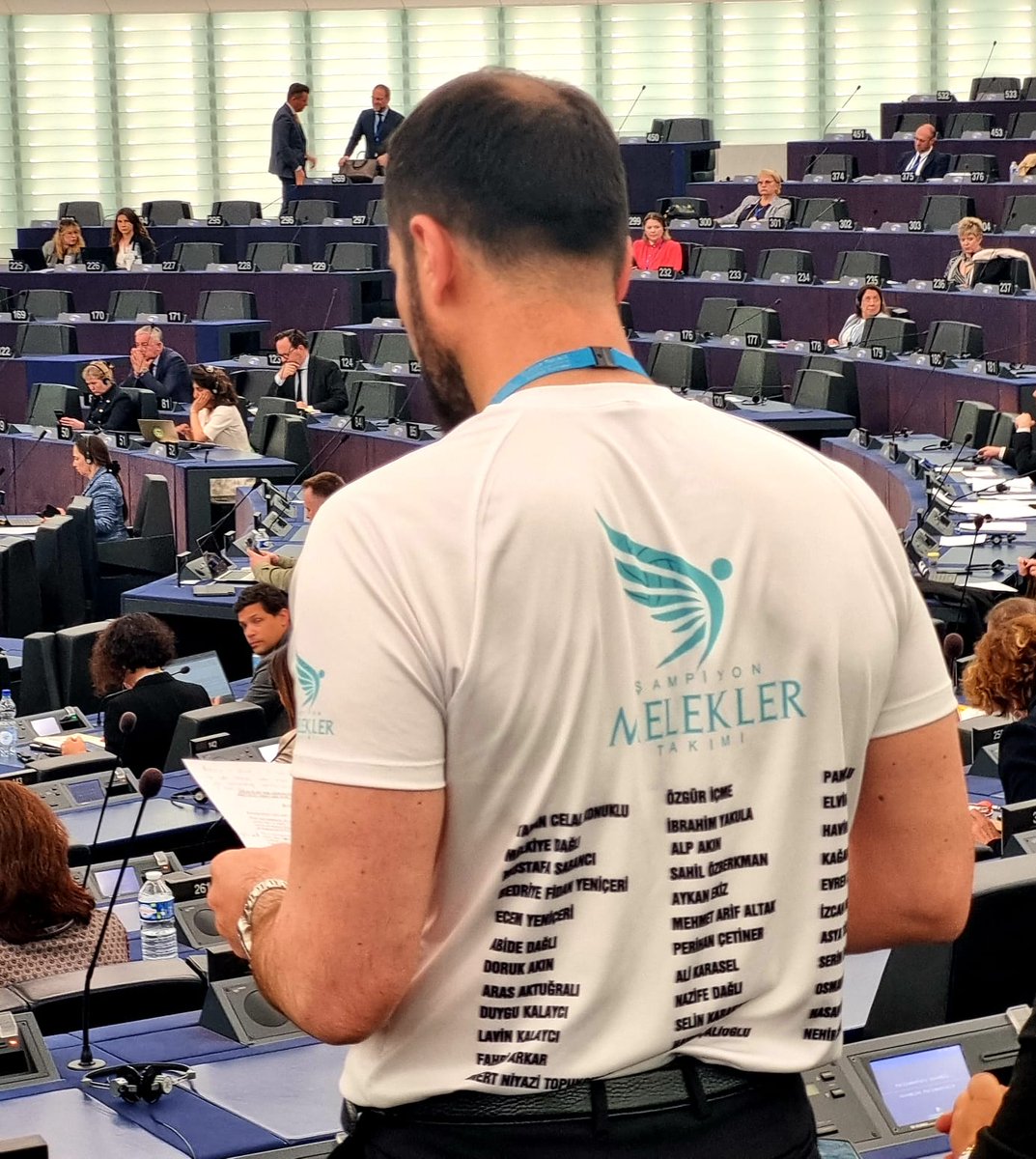 Candan, AKPA’daki konuşmasını Şampiyon Melekler formasıyla yaptı

cumhuriyetciturkpartisi.org/28-Nisan-2023-…