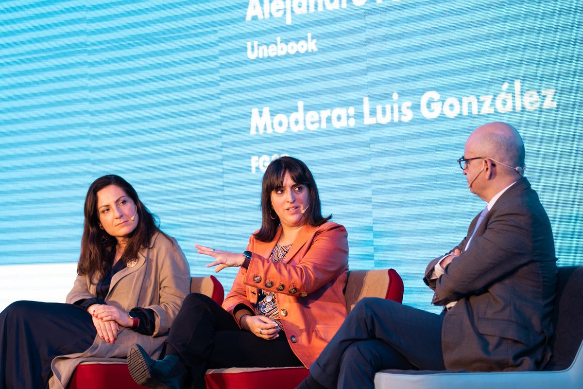 Hoy se han presentado en @CasaLector datos muy interesantes sobre los contenidos digitales en España. Con la participación de Alejandro Fernández @Unebook, Mariana Feged @BookwireEs, Arantza Larrauri @LibrandaDigital y Luis González de la FGSR. #editorial #digital