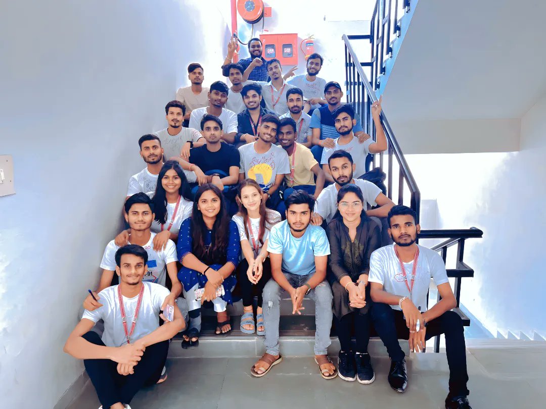 SurendraRaaz7's tweet image. Memorable last day of college☹️ i miss you all of you always 😧😟
#paruluniversity #dphs  #memorable #memorablemoments #memorableexperience #lastday #familymedicine #faculty #students #university