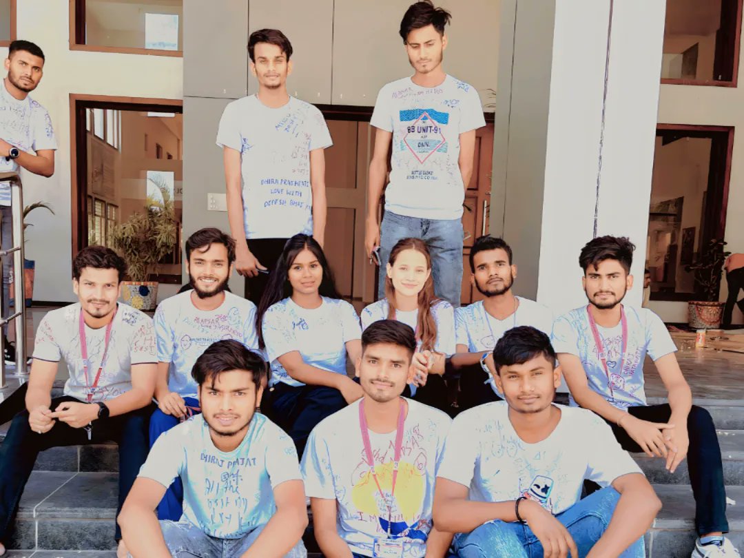 SurendraRaaz7's tweet image. Memorable last day of college☹️ i miss you all of you always 😧😟
#paruluniversity #dphs  #memorable #memorablemoments #memorableexperience #lastday #familymedicine #faculty #students #university