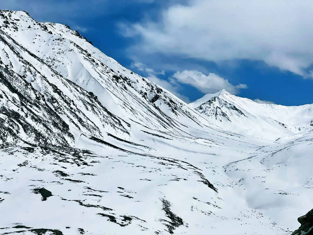 Nature's Majestic Crown: Awe-Inspiring Snow-Capped Splendor

#ladakhtourism #ladakh #snow