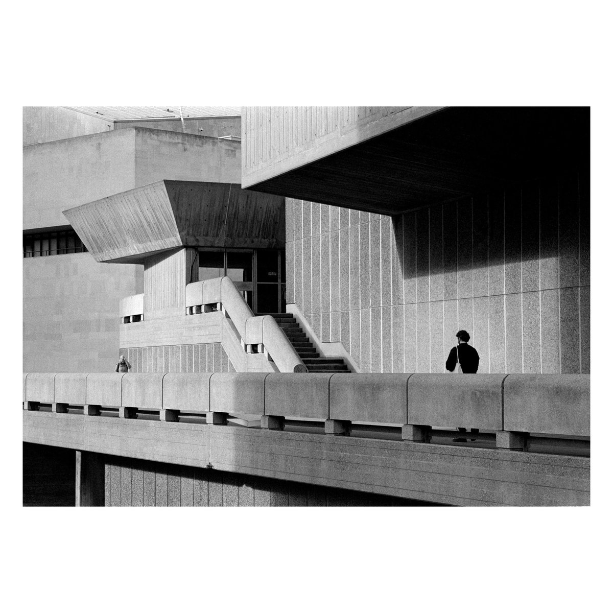 Southbank Centre, 2021

📷: @PENTAXIAN K1000
🎞️: @ILFORDPhoto HP5 plus

#urbantexture #london #southbankcentre #brutalism #brutalistarchitecture #brutalist #architecturephotography #filmphotography  #filmisnotdead #pentaxk1000 #ilfordhp5 #blackandwhite #shotonfilm #analog