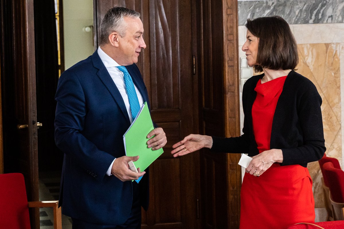 Tchéquie 🇨🇿 | L'énergie nucléaire a toute sa place pour assurer la prospérité de nos entreprises et la soutenabilité de nos approvisionnements.

Merci <a href="/JozefSikela/">Jozef Síkela</a> pour ces échanges sur l’énergie, la réponse à l’IRA, le commerce et la stratégie économique 🇪🇺.