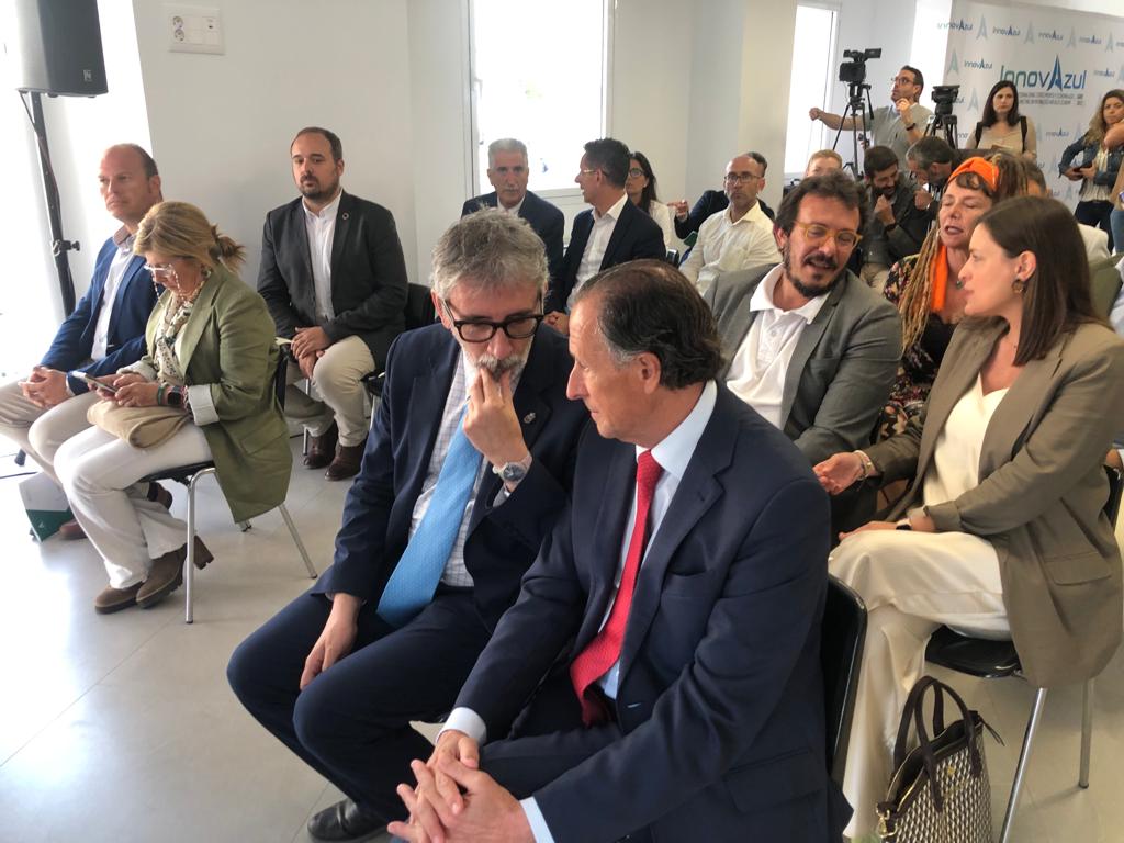 univcadiz's tweet photo. La UCA presenta ‘Documento Azul Cádiz 2023’ con el objetivo de potenciar el territorio costero gaditano, gracias al trabajo conjunto con la @diputacioncadiz y los ayuntamientos costeros de la provincia junto a la @AndaluciaJunta y en el marco del II @EInnovazul. https://t.co/7GQjg4yYAj